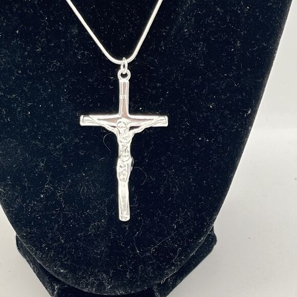Beautiful Silver Plated Cross Crucifix On Snake Chain Silver Tone Christian - Picture 2 of 7